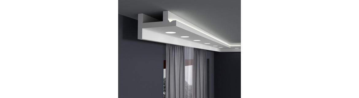 Abgehängte Decke mit der Möglichkeit, die Gardinenstange abzudecken